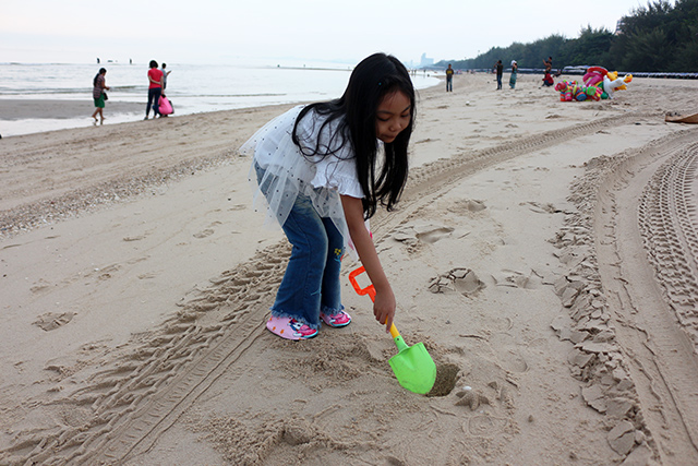 เล่นทรายหาดชะอำ