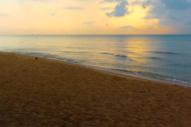 ยามเช้าริมหาดชะอำ