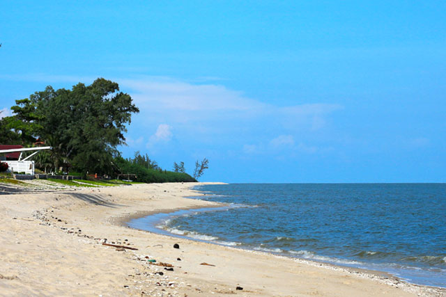 ยามเย็นริมหาดชะอำ