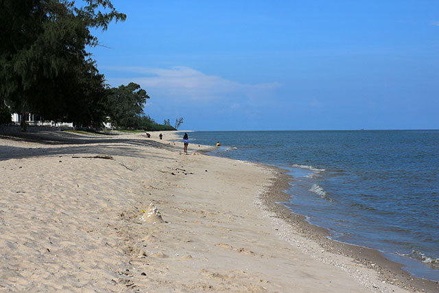 ยามเย็นริมหาดชะอำ