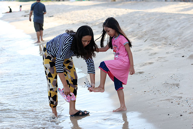 ยามเย็นริมหาดชะอำ